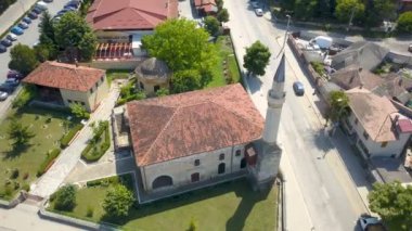 Babadag 'ın havadan görünüşü, Dobruja' nın kuzeyinde küçük bir kasaba ve şehrin ortasına yerleştirilen cami.