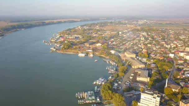 Tulcea 市港口和多瑙河前流入大海的鸟瞰图 — 图库视频影像
