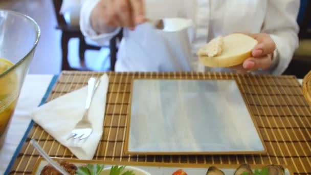 Donna Che Mangia Una Fetta Pane Con Insalata Uova Pesce — Video Stock