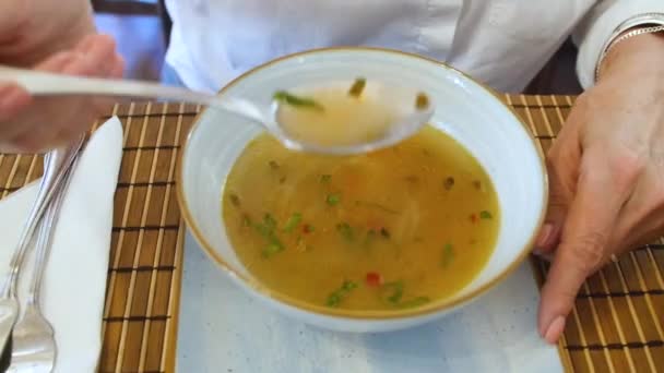 Mujer Comiendo Sopa Pescado Restaurante — Vídeo de stock