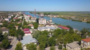 Sulina şehir limanının havadan görünüşü ve Tuna Nehri Karadeniz 'e akıyor.