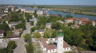 Sulina şehir limanının havadan görünüşü ve Tuna Nehri Karadeniz 'e akıyor.