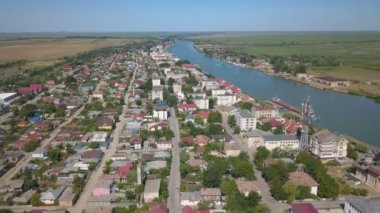 Sulina şehir limanının havadan görünüşü ve Tuna Nehri Karadeniz 'e akıyor.