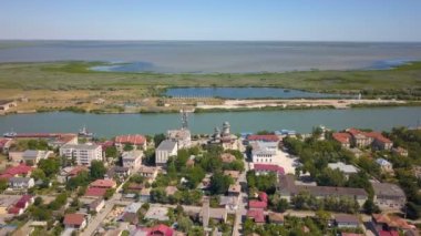 Sulina şehir limanının havadan görünüşü ve Tuna Nehri Karadeniz 'e akıyor.