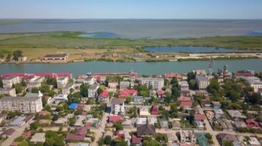 Sulina şehir limanının havadan görünüşü ve Tuna Nehri Karadeniz 'e akıyor.