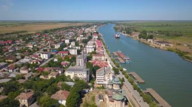 Sulina şehir limanının havadan görünüşü ve Tuna Nehri Karadeniz 'e akıyor.