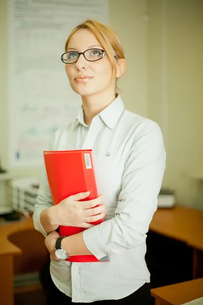 Kobieta z folderu w biurze — Zdjęcie stockowe