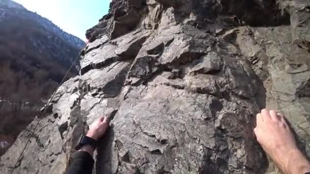 Rock climbing in the first person. The guy goes up — Video Stock