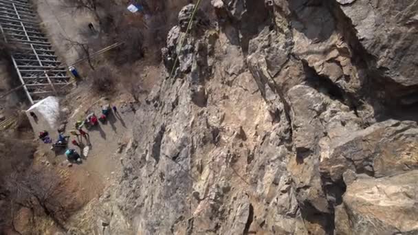 Rock climbing in the first person. The guy goes up — Wideo stockowe