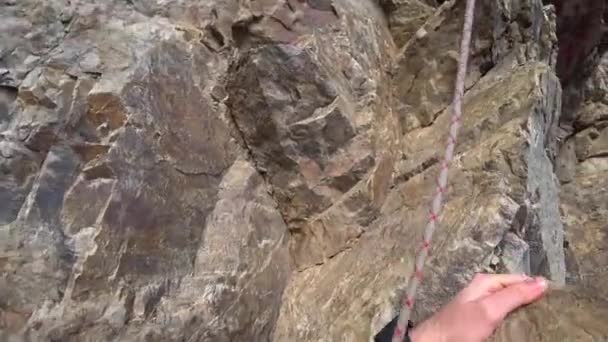 Rock climbing in the first person. The guy goes up — Αρχείο Βίντεο