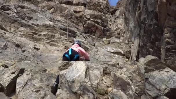 Ragazza è impegnata in arrampicata su una scogliera ripida — Video Stock