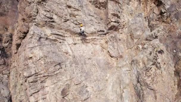 Скалолазание на крутом склоне в горах — стоковое видео