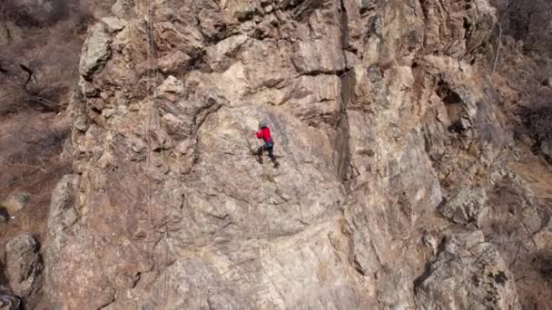 Výcvik horolezectví na strmém svahu v horách — Stock video