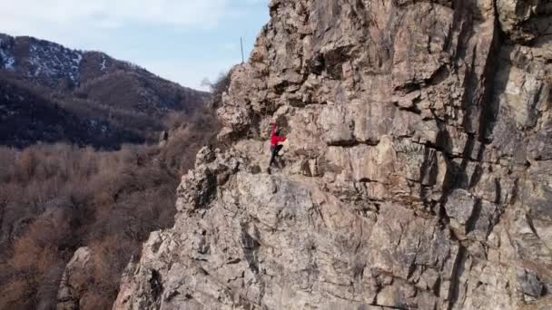 Klettertraining am Steilhang in den Bergen — Stockvideo