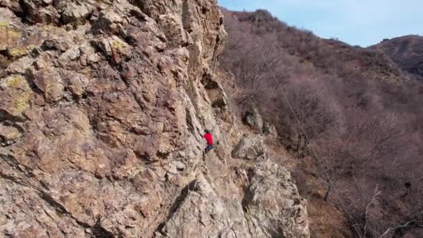 Treino de escalada em encostas íngremes nas montanhas — Vídeo de Stock