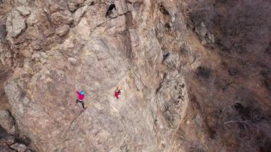 Dağlardaki dik yamaçlarda kaya tırmanışı eğitimi