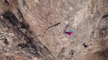 Dağlardaki dik yamaçlarda kaya tırmanışı eğitimi