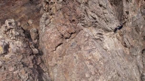 Скалолазание на крутом склоне в горах — стоковое видео