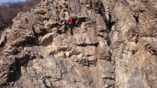 Навчання скелелазіння на крутому схилі в горах — стокове відео