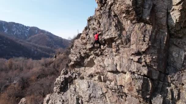 Treino de escalada em encostas íngremes nas montanhas — Vídeo de Stock