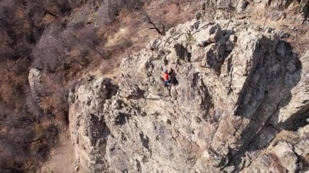 Rotsklimmen op steile helling in de bergen — Stockvideo
