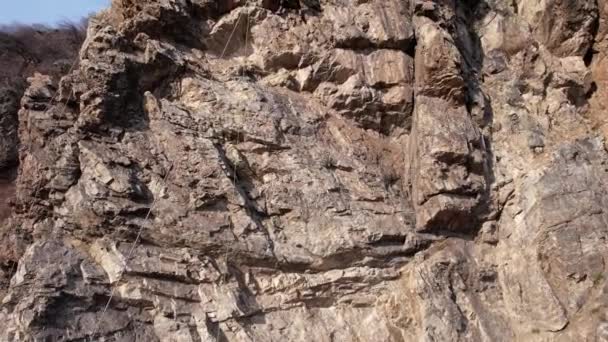 Formazione di arrampicata su roccia in forte pendenza in montagna — Video Stock