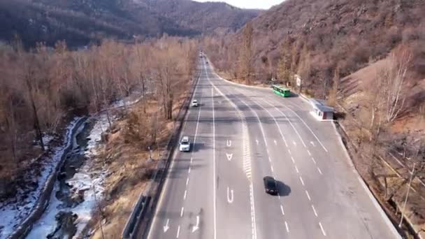 La pista è tra la gola e la foresta autunnale — Video Stock