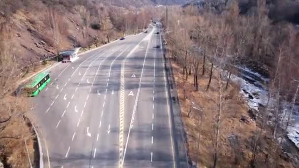 La pista è tra la gola e la foresta autunnale — Video Stock