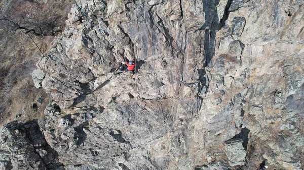 Entrenamiento de escalada en pendientes pronunciadas en montañas — Foto de Stock