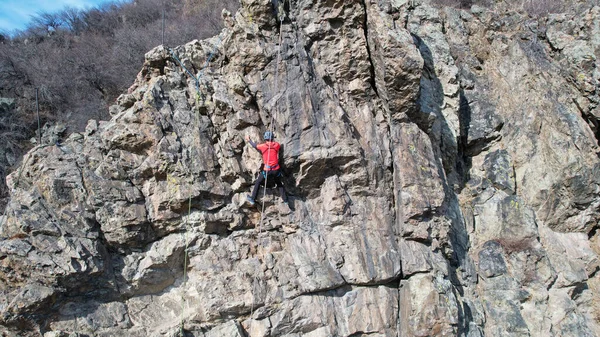 Навчання скелелазіння на крутому схилі в горах — стокове фото