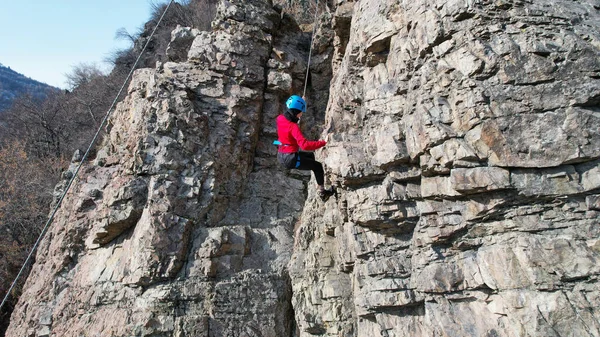 Klettertraining am Steilhang in den Bergen — Stockfoto