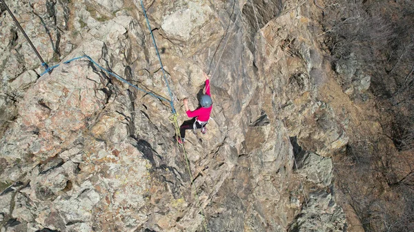 Klettertraining am Steilhang in den Bergen — Stockfoto
