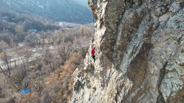 Trening wspinaczkowy na stromym zboczu w górach — Zdjęcie stockowe