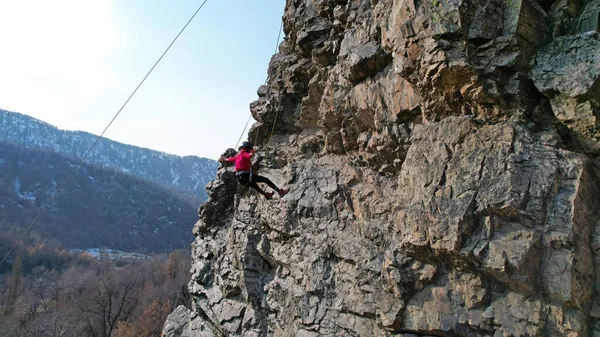 Trening wspinaczkowy na stromym zboczu w górach — Zdjęcie stockowe