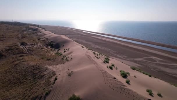 A high sand dune on the ocean shore. — Vídeo de Stock