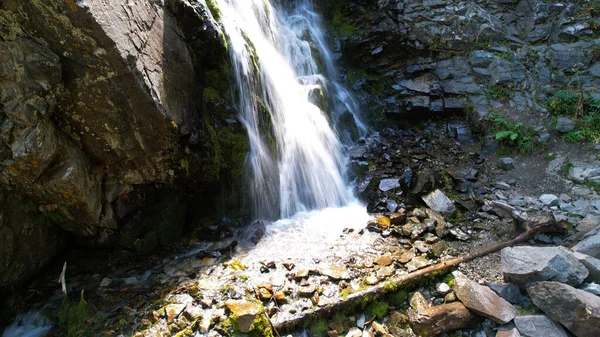 Uma cachoeira de montanha em um desfiladeiro rochoso. — Fotografia de Stock