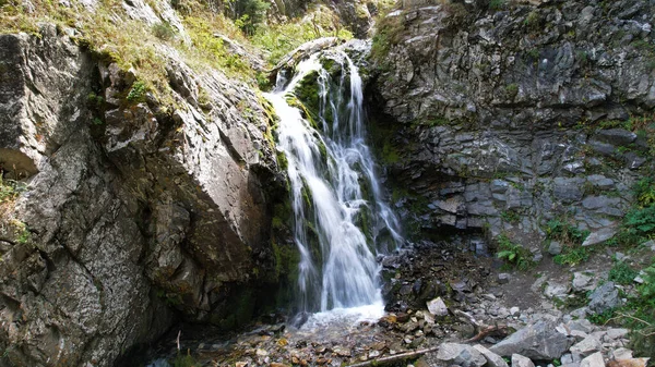 Гірський водоспад у скелястій ущелині . — стокове фото