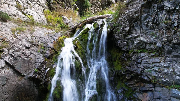 Una cascata di montagna in una gola rocciosa. — Foto Stock