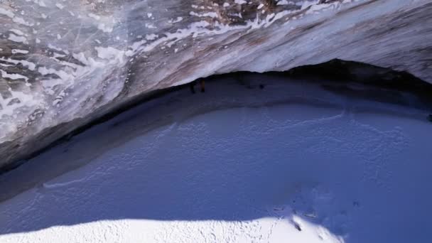 Un'enorme onda di ghiaccio congelata tra le montagne — Video Stock