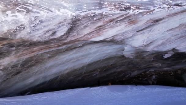 Una enorme ola de hielo se congeló en las montañas — Vídeo de stock