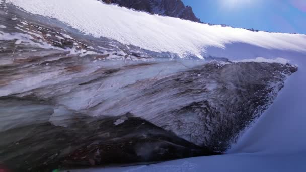 Een enorme ijsgolf bevroor in de bergen. — Stockvideo