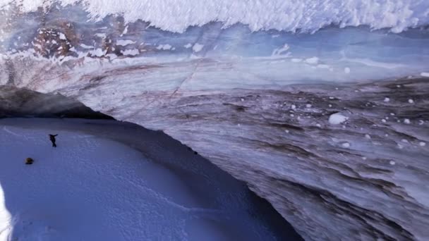 V horách zamrzla obrovská ledová vlna — Stock video