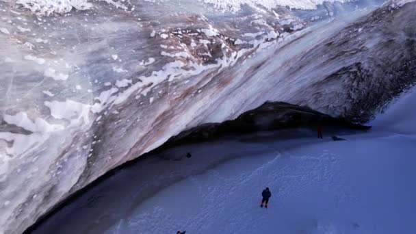 Un'enorme onda di ghiaccio congelata tra le montagne — Video Stock