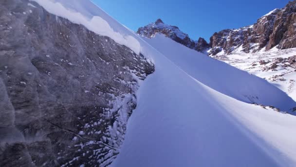 Una enorme ola de hielo se congeló en las montañas — Vídeo de stock