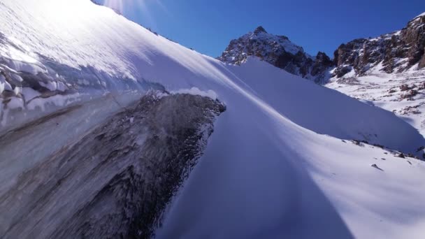 Parede de gelo de mármore com vista para as altas montanhas — Vídeo de Stock