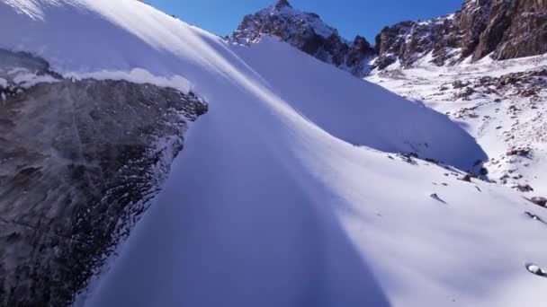 Mármol pared de hielo con vistas a las altas montañas — Vídeo de stock