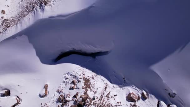 Ein riesiger Riss im Eis. Der Eingang zur Höhle. — Stockvideo