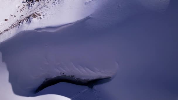 Una enorme grieta en el hielo. La entrada a la cueva. — Vídeo de stock