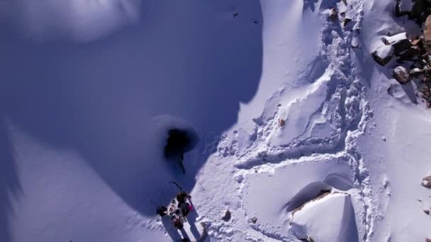 Une énorme fissure dans la glace. L'entrée de la grotte. — Video