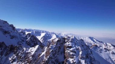 Kazakistan 'ın yüksek karlı zirvelerinin insansız hava aracı görüntüsü